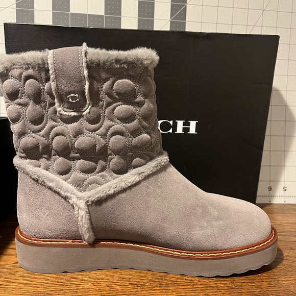 Coach Boots. Short, Grey, fuzzy liner. - Picture 4 of 6